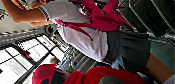  Manoseando a una colegiala en el transporte, se masturban frente a ella y la salpican de semen